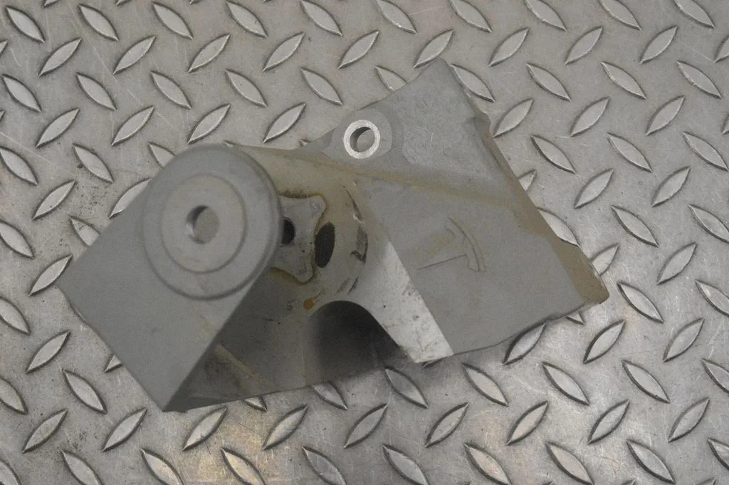 Engine mounting bracket 1075824HB2