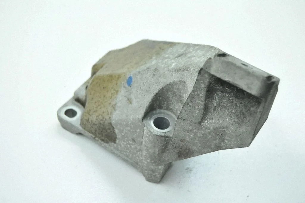 Mootori kinnituskronstein – Audi A6 Allroad C5 (1999-2005)