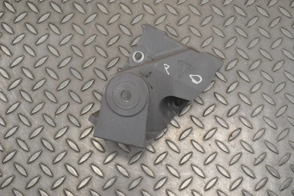 Engine mounting bracket – right