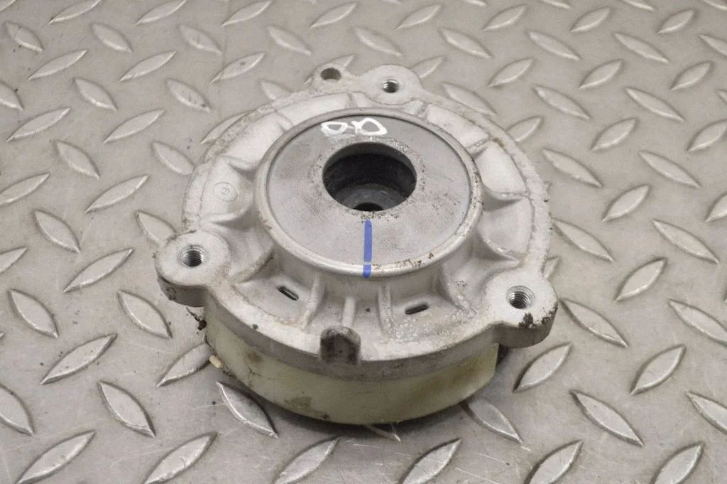 Front upper strut mount 8W0413333
