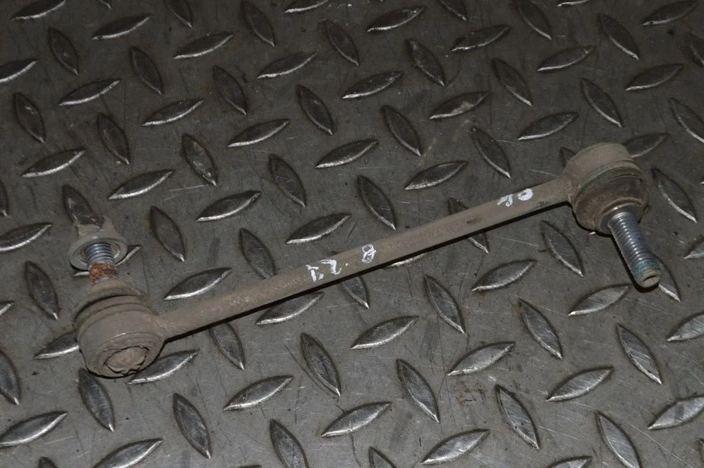 Priekšējā stabilizatora atsaite – kreisā