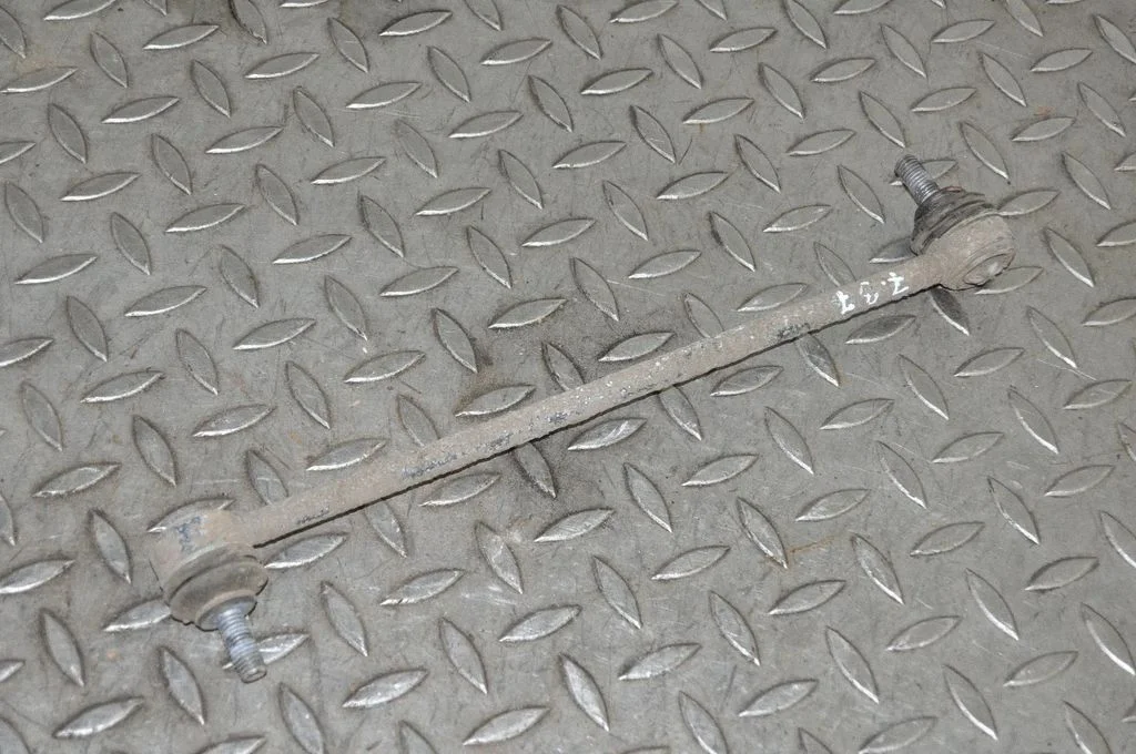 Priekšējā stabilizatora atsaite – kreisā