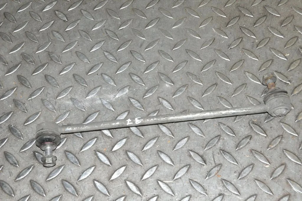 Priekšējā stabilizatora atsaite – labā