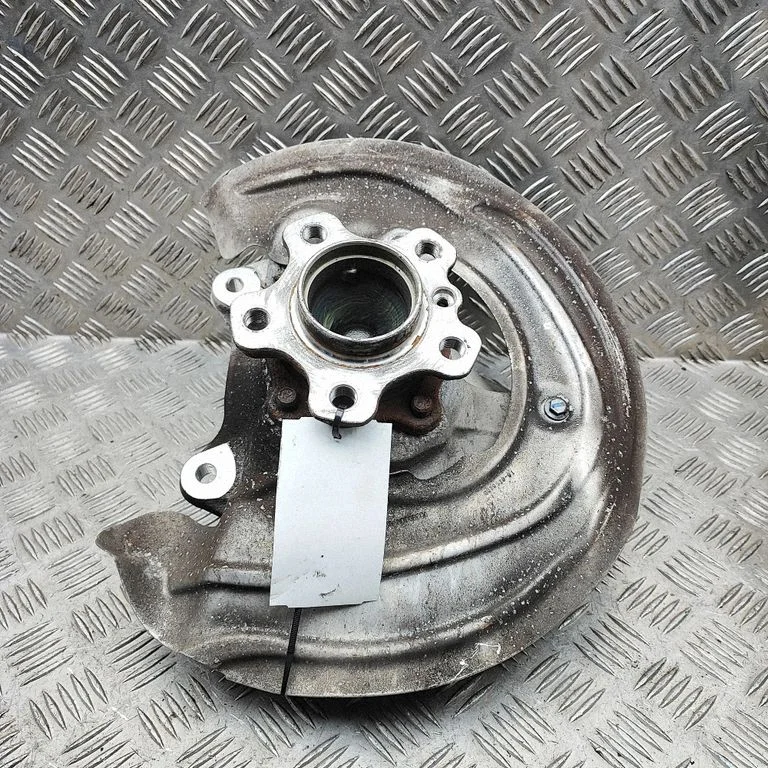 Front wheel hub 6882596