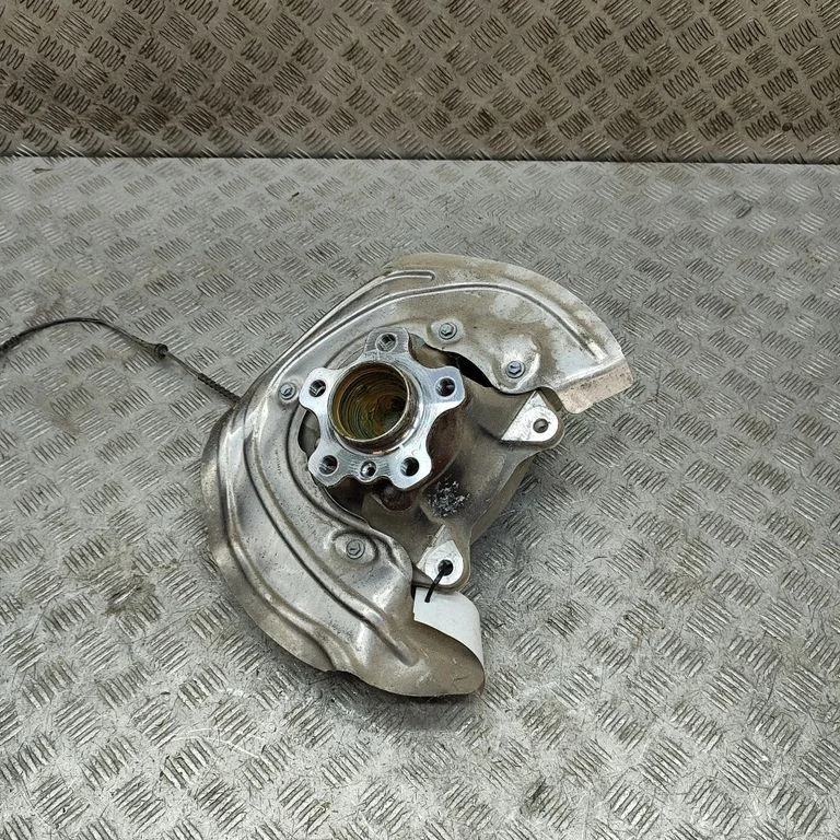 Front wheel hub 6886947