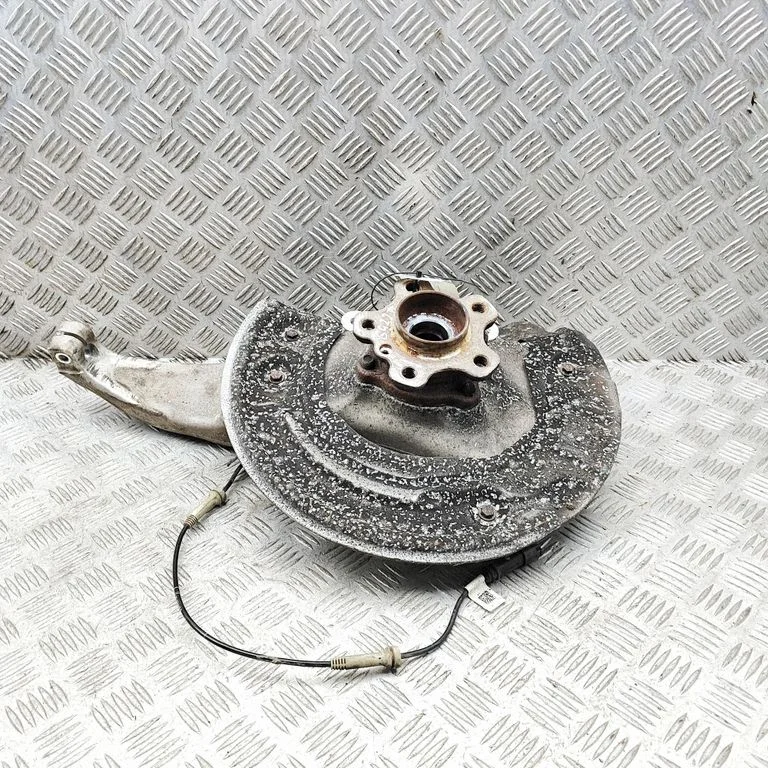 Front wheel hub 6899175