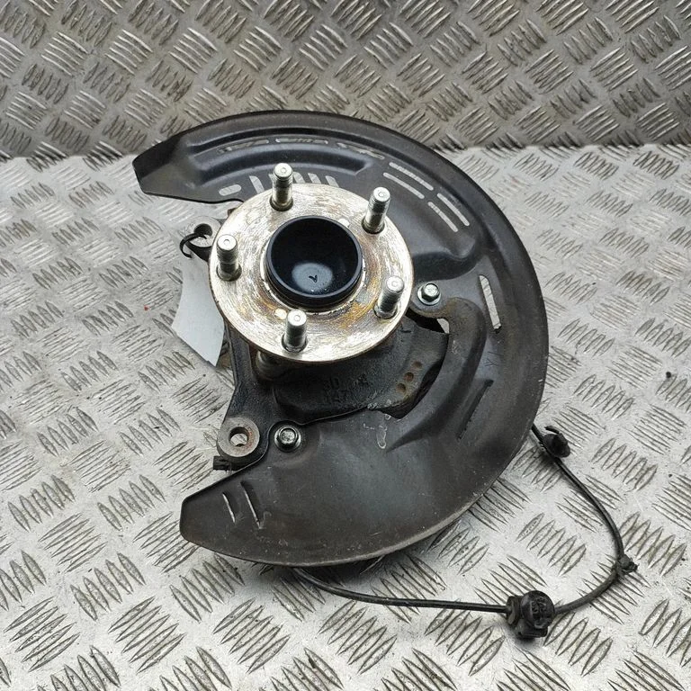 Front wheel hub SU00307498