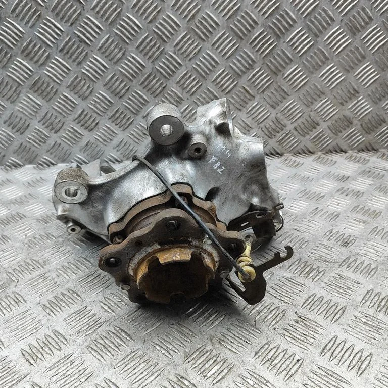 Front wheel hub