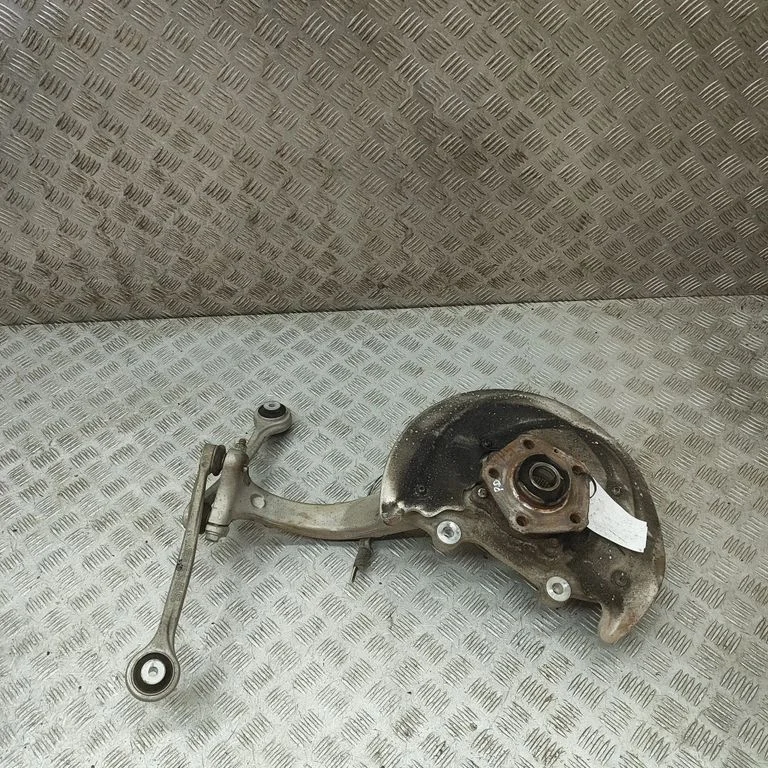 Eesmine rattarumm 8W0615312E