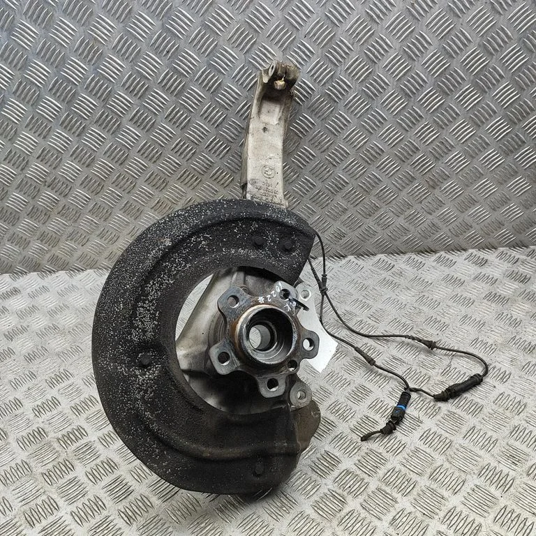 Front wheel hub 6890070