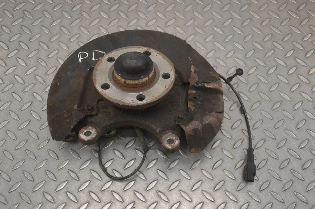 Front wheel hub FR8C8107A