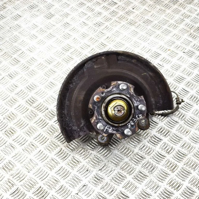Front wheel hub – right