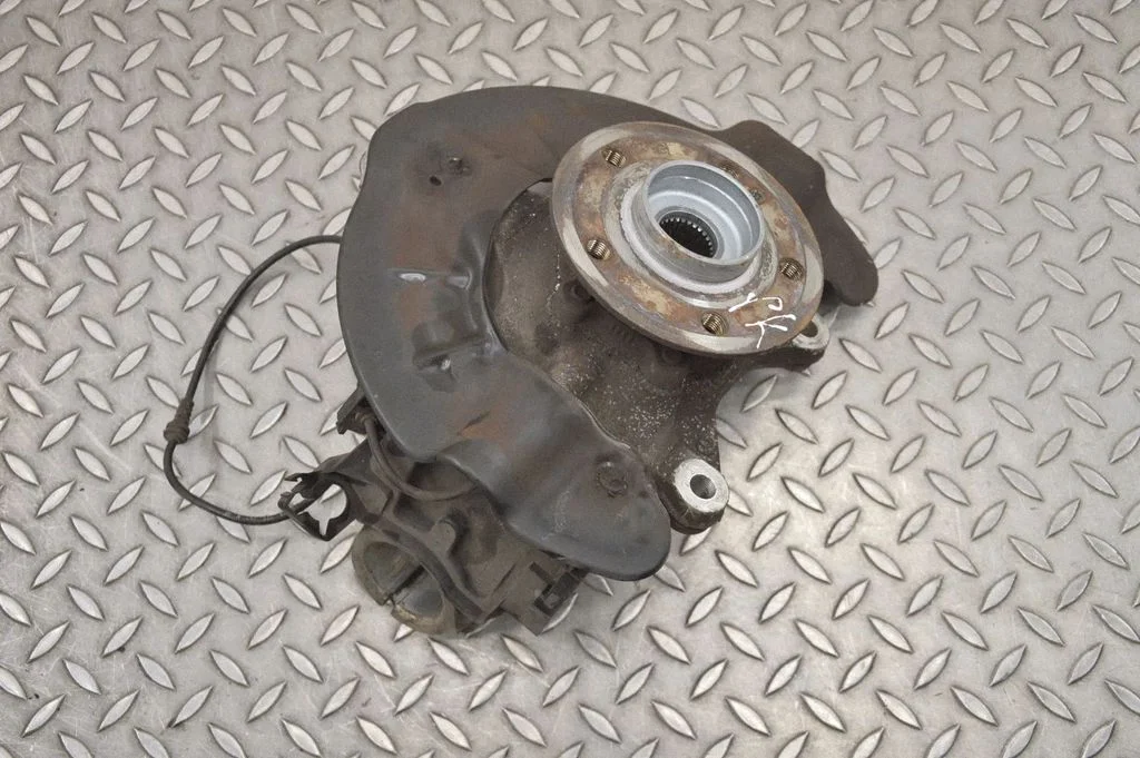 Front wheel hub – left