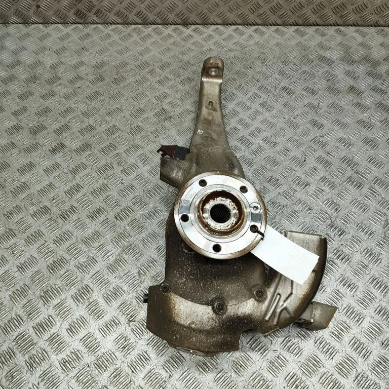 Front wheel hub LR154192