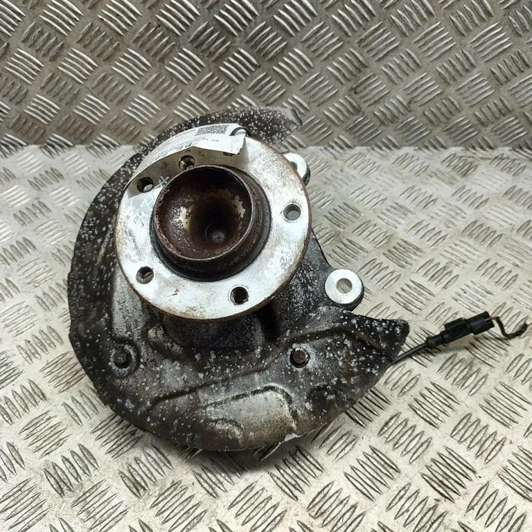 Front wheel hub 6793923