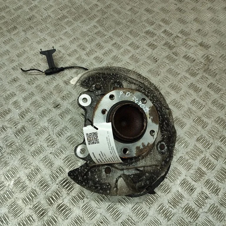 Front wheel hub 6773210