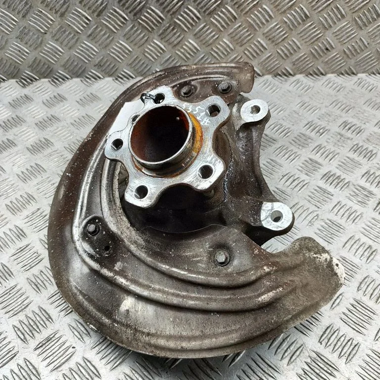 Front wheel hub 6878609