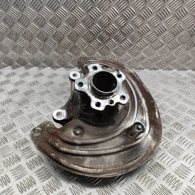 Front wheel hub 6878610