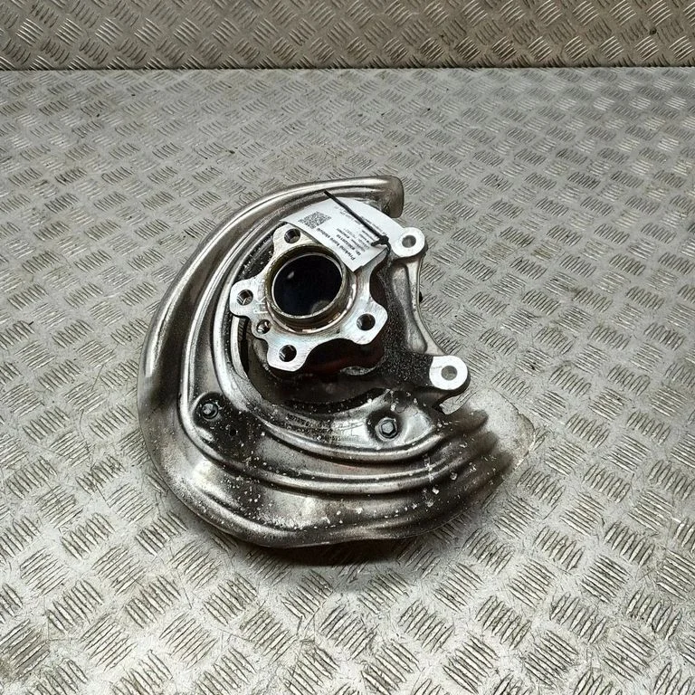 Front wheel hub 6878609