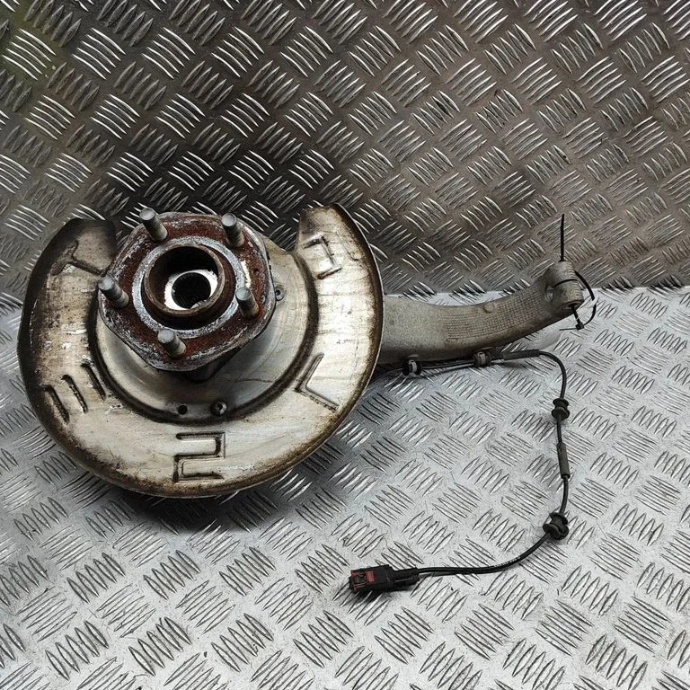 Front wheel hub – Tesla Model Y (2020-)
