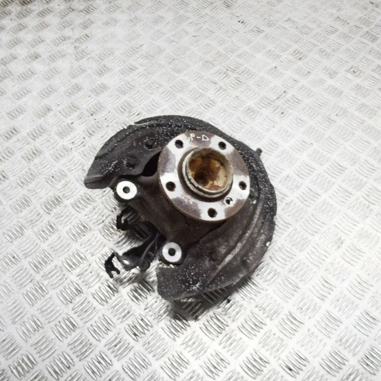 Front wheel hub – right