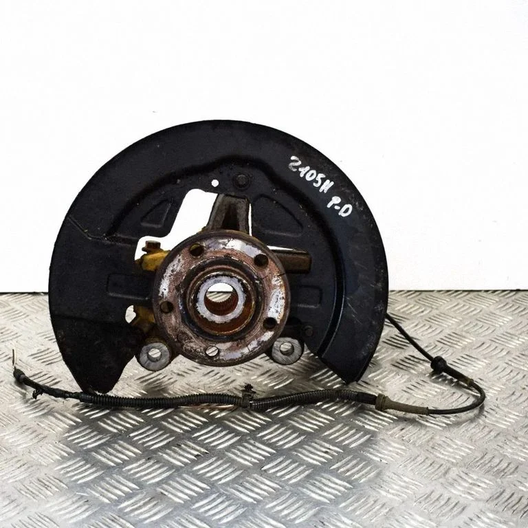 Front wheel hub – right