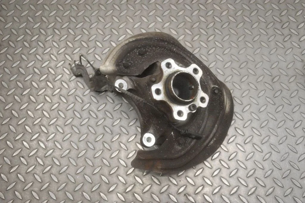 Front wheel hub – right