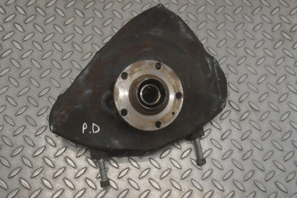 Front wheel hub – right