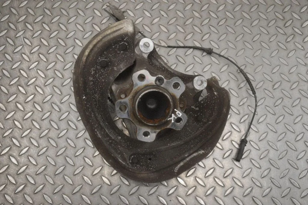 Front wheel hub – left