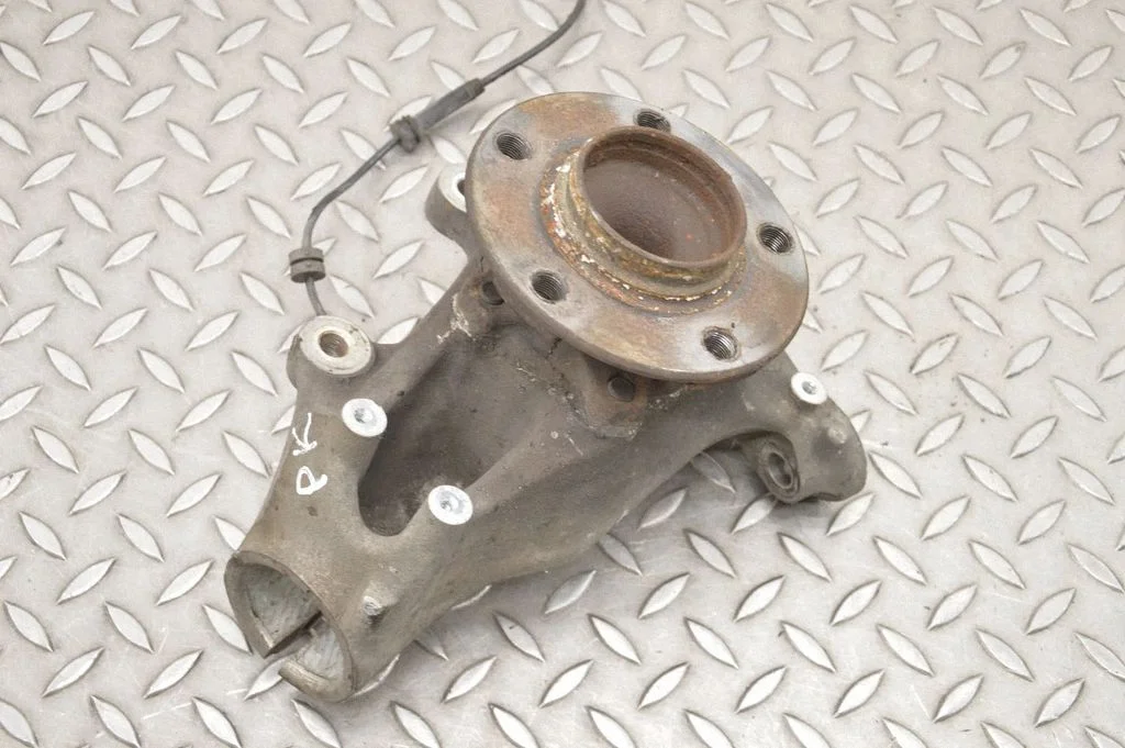 Front wheel hub – left