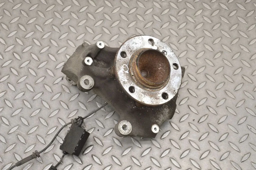 Front wheel hub – right