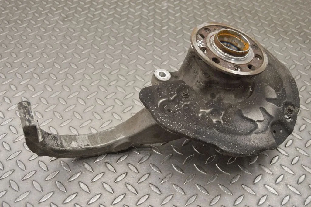 Front wheel hub – left