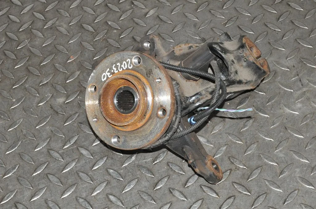 Front wheel hub – left