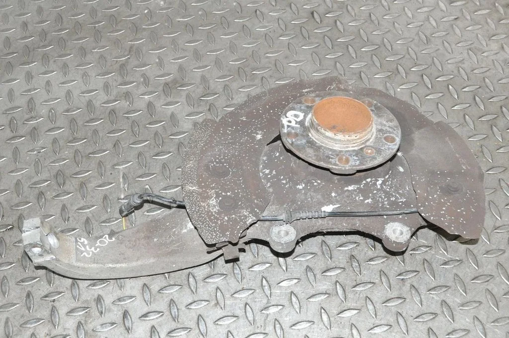 Front wheel hub – right