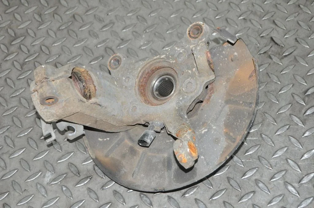 Front wheel hub – left
