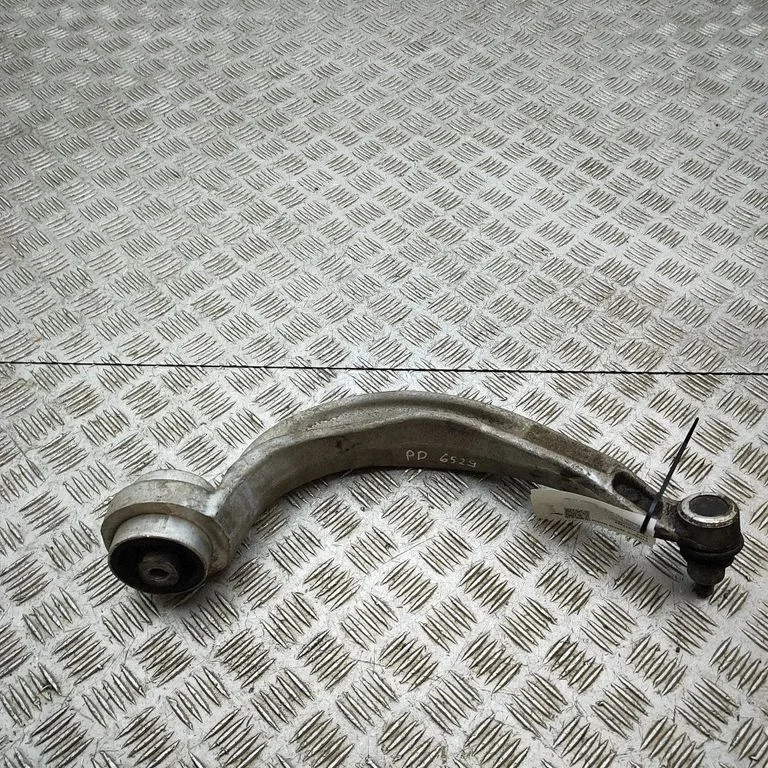 Priekšējā apakšējā svira/svārsts 8R0407694