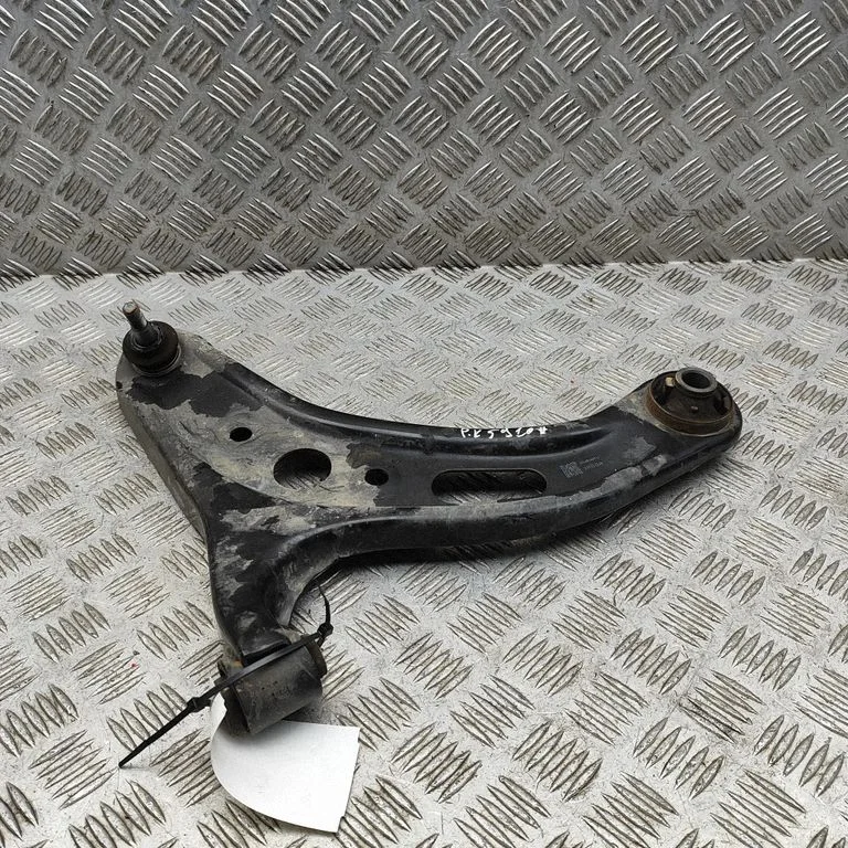 Front lower control arm/wishbone SU00310056
