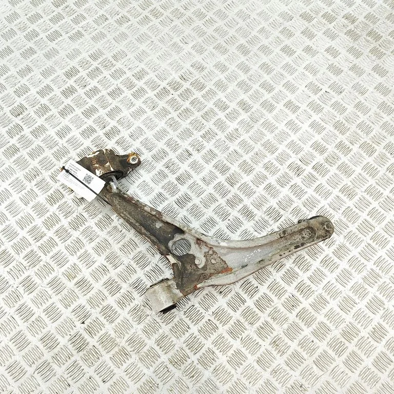 Priekšējā apakšējā svira/svārsts A24733312000