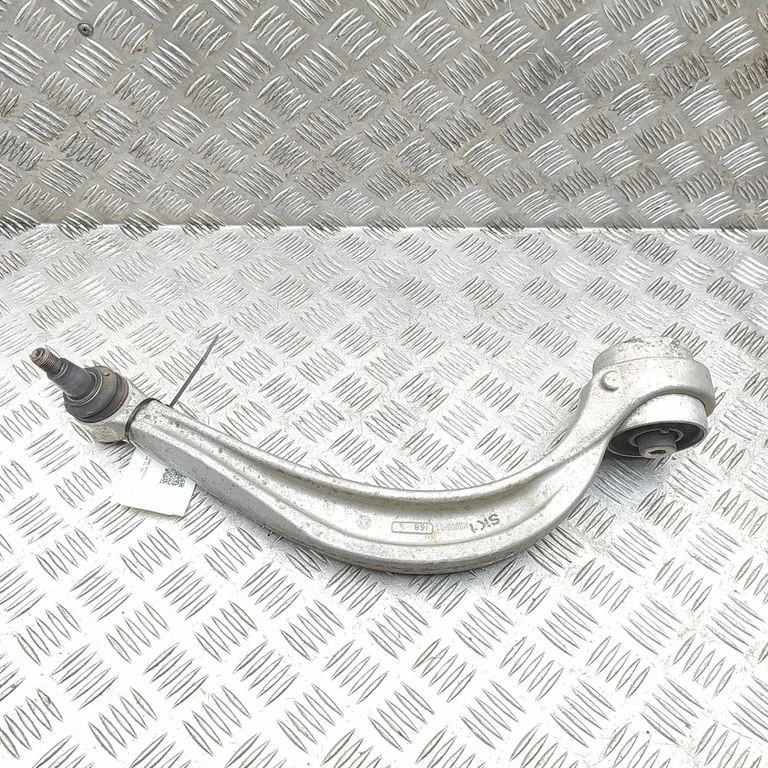 Priekšējā apakšējā svira/svārsts 4M0407695C