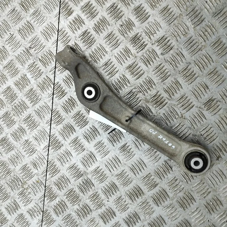 Priekšējā apakšējā svira/svārsts 8W0407156A