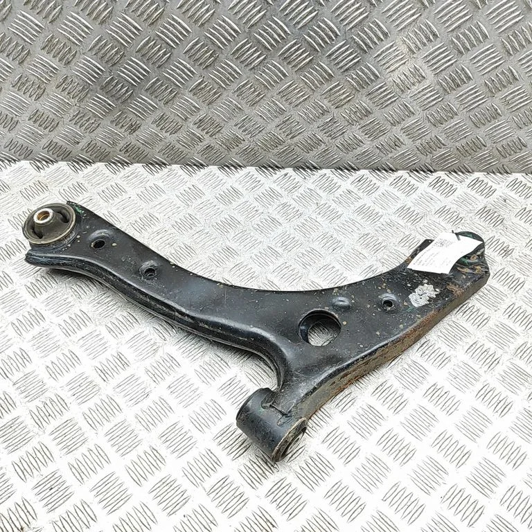 Priekšējā apakšējā svira/svārsts KK213A053AE