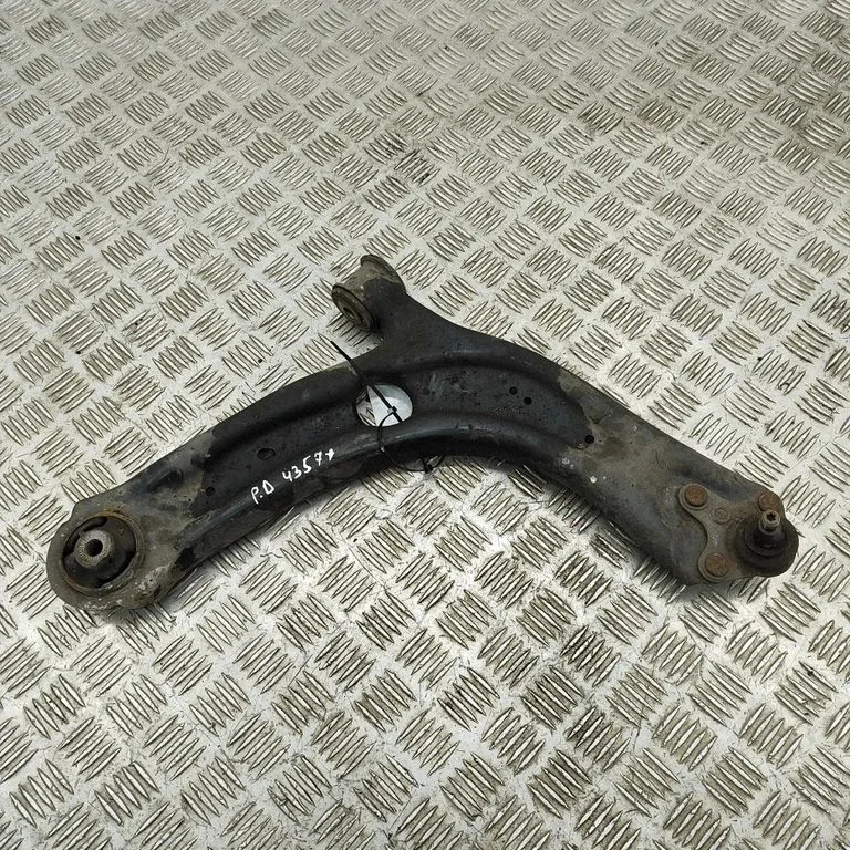 Wahacz przedni dolny 3Q0407152E