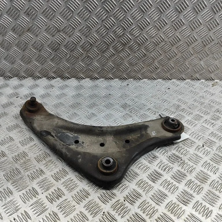 Front lower control arm/wishbone 545004DA0A