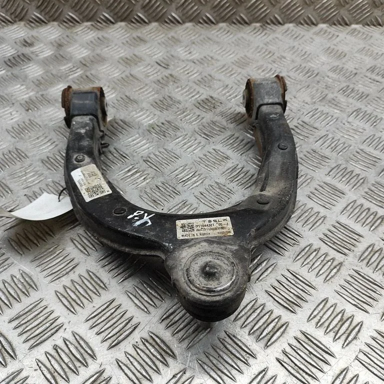 Front lower control arm/wishbone 104432100J