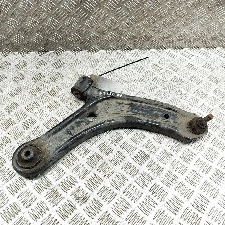 Front lower control arm/wishbone 4520161M00