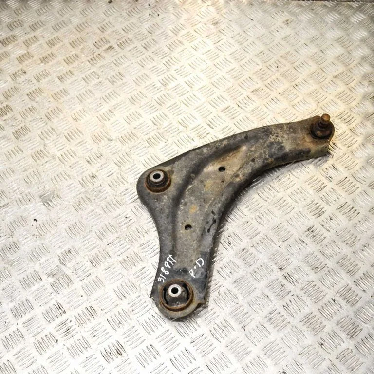 Front lower control arm/wishbone – Nissan Leaf I (ZE0) (2010-2017)