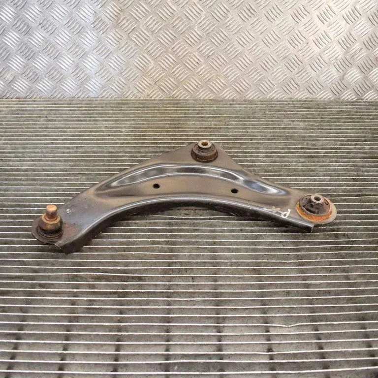 Front lower control arm/wishbone – left