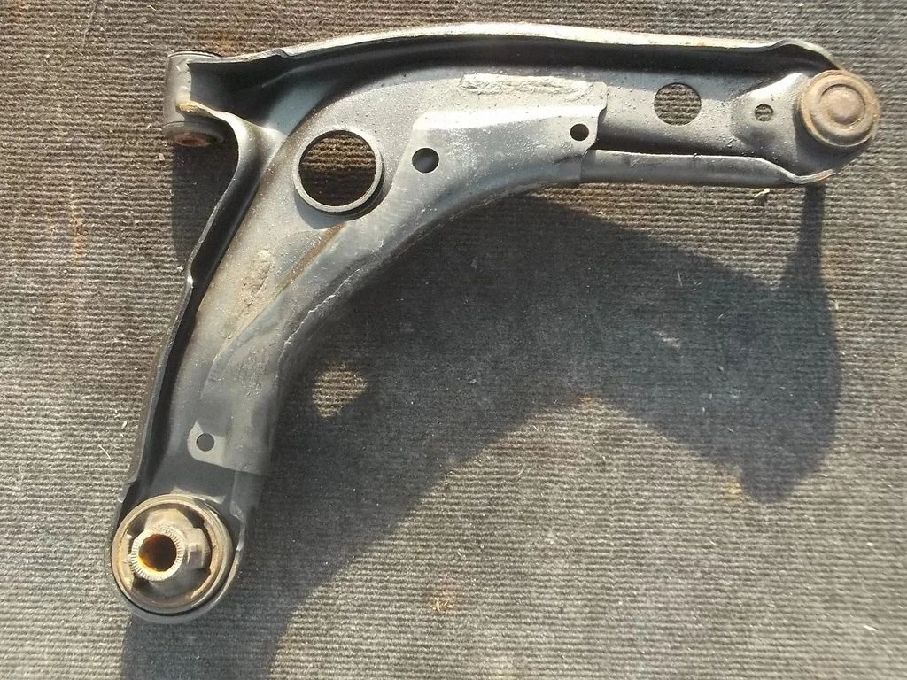 Front lower control arm/wishbone – left