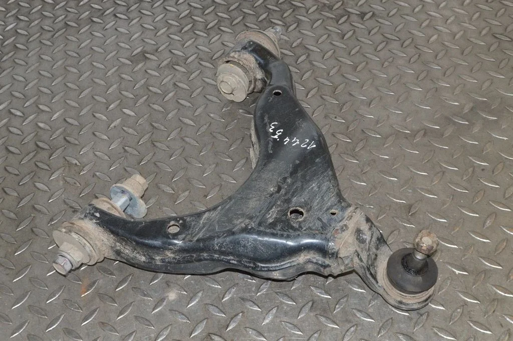 Front lower control arm/wishbone – right