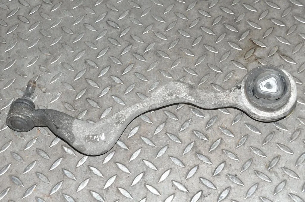 Front lower control arm/wishbone – right